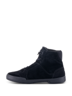 Alpinestars Chrome Schuhe, urbane Motorradschuhe, Schwarz, Seitenprofil-Ansicht zeigt Obermaterial aus Spaltwildleder und flache Gummischalensohle, High-Top-Silhouette mit lässigem Streetwear-Styling.