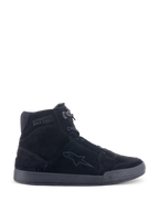 Alpinestars Chrome Schuhe, Urbane Motorradschuhe, Schwarz/Schwarz, High-Top-Sneaker-Silhouette aus Spaltwildleder, mit seitlichem Sternlogo und 'Since 1963'-Schriftzug am Knöchel, lässiges Streetwear-Design mit flacher Gummisohle