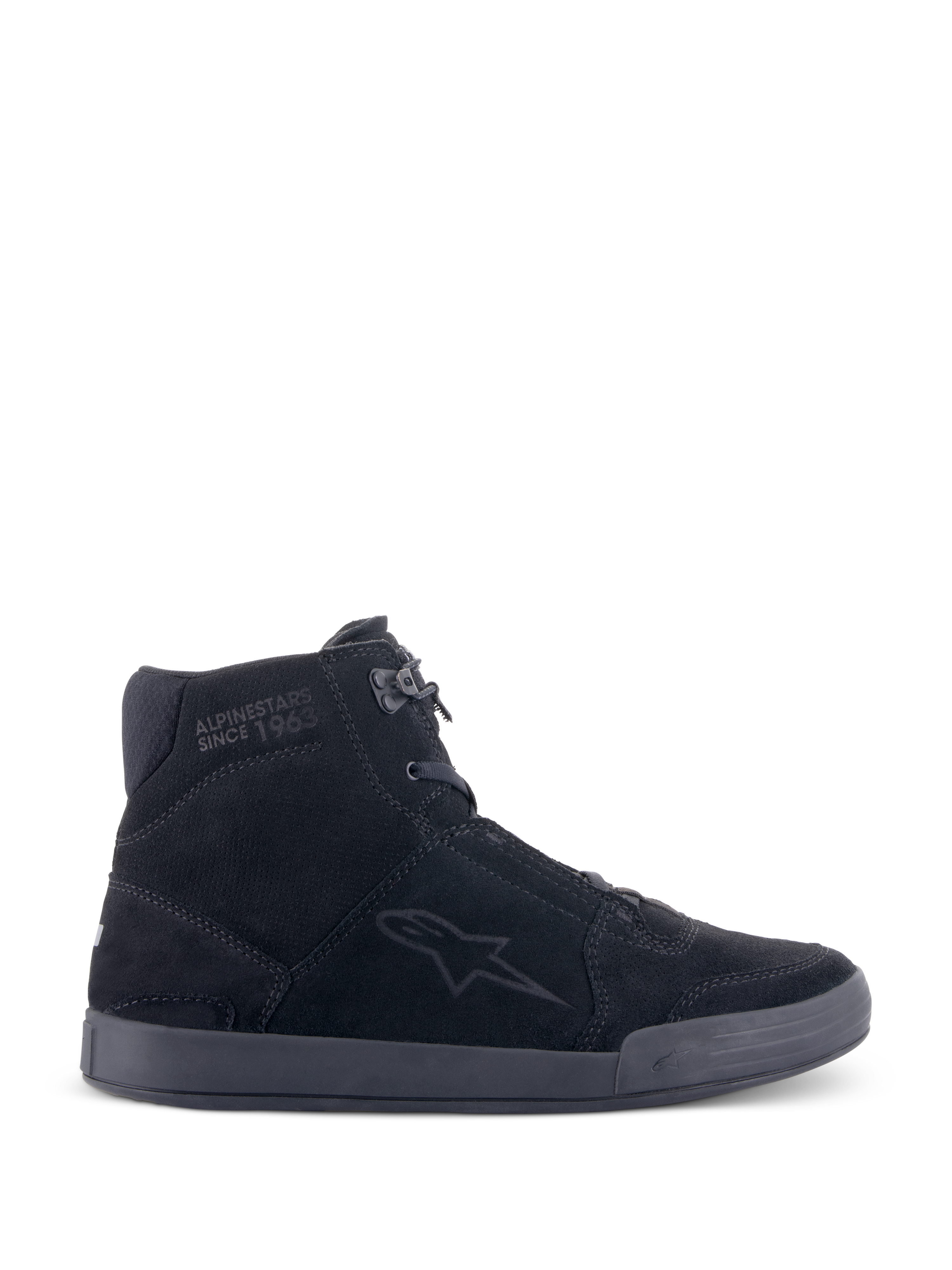 Alpinestars Chrome Schuhe, Urbane Motorradschuhe, Schwarz/Schwarz, High-Top-Sneaker-Silhouette aus Spaltwildleder, mit seitlichem Sternlogo und 'Since 1963'-Schriftzug am Knöchel, lässiges Streetwear-Design mit flacher Gummisohle
