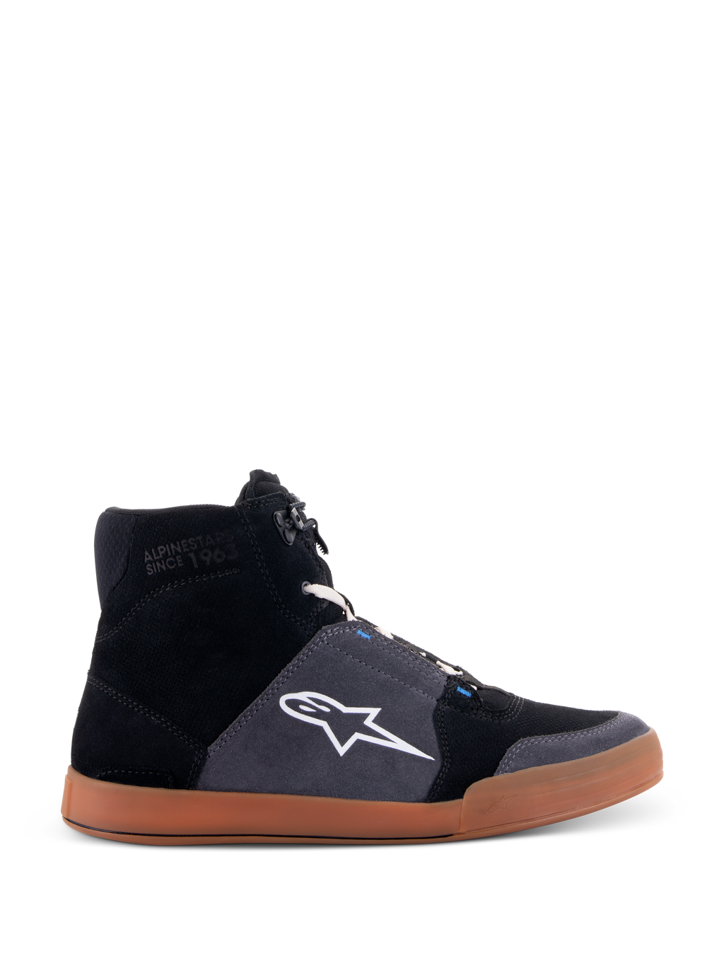 Alpinestars Chrome Schuhe, hohe Motorrad-Sneaker, schwarzes und asphaltgraues Obermaterial aus Wildleder, gummibraune Sohle, weißes Stern-Logo an der Seite, weiße Schnürsenkel, lässiger urbaner Stil mit integrierten Schutzfunktionen
