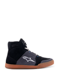 Alpinestars Chrome Schuhe, hohe Motorrad-Sneaker, schwarzes und asphaltgraues Obermaterial aus Wildleder, gummibraune Sohle, weißes Stern-Logo an der Seite, weiße Schnürsenkel, lässiger urbaner Stil mit integrierten Schutzfunktionen