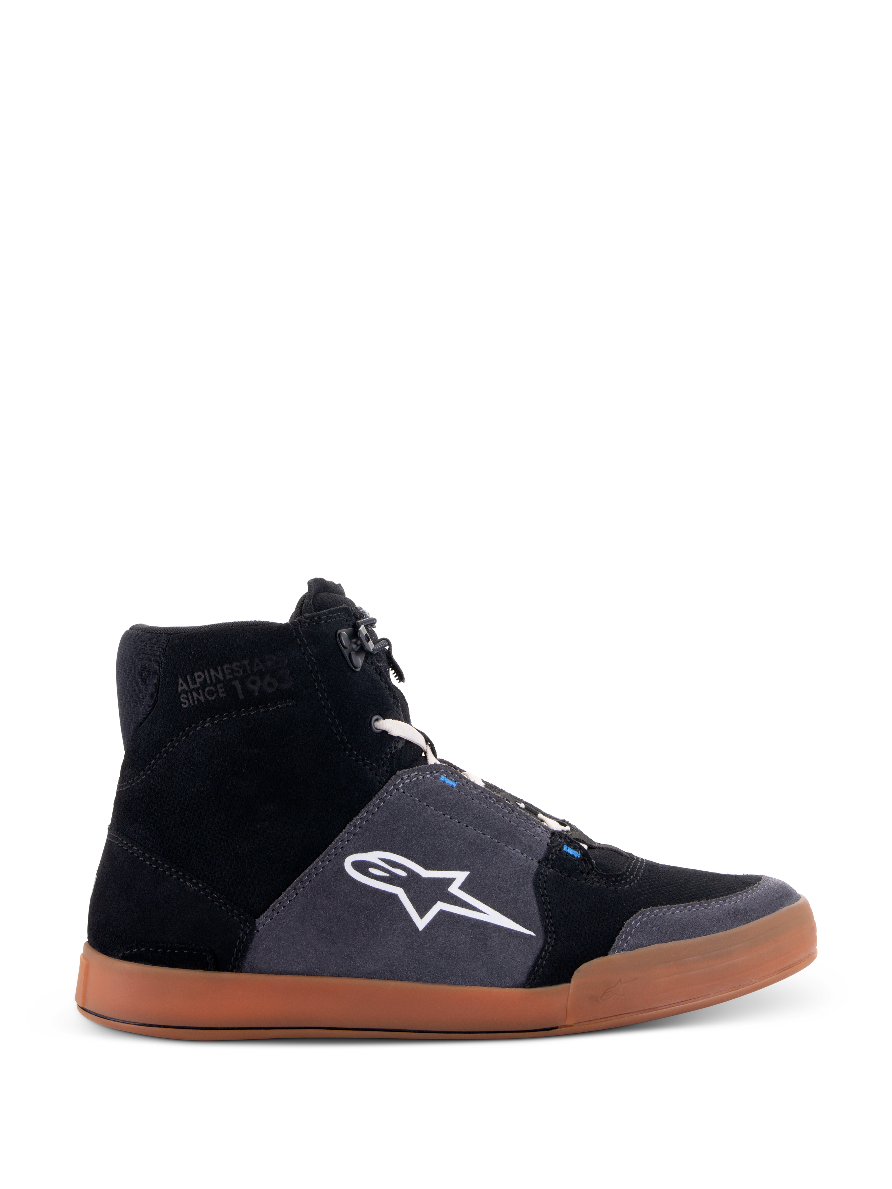 Alpinestars Chrome Schuhe, hohe Motorrad-Sneaker, schwarzes und asphaltgraues Obermaterial aus Wildleder, gummibraune Sohle, weißes Stern-Logo an der Seite, weiße Schnürsenkel, lässiger urbaner Stil mit integrierten Schutzfunktionen