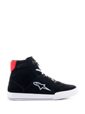 Alpinestars Chrome Riding Schuhe in Schwarz Weiß Hellrot, urban-lässiger High-Top-Motorradschuh mit schwarzem Spaltwildleder-Obermaterial, weißem Astars-Logo an der Seite, weißer Sohle und hellrotem Akzent am Fersenkragen.