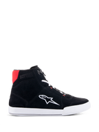 Alpinestars Chrome Riding Schuhe in Schwarz Weiß Hellrot, urban-lässiger High-Top-Motorradschuh mit schwarzem Spaltwildleder-Obermaterial, weißem Astars-Logo an der Seite, weißer Sohle und hellrotem Akzent am Fersenkragen.