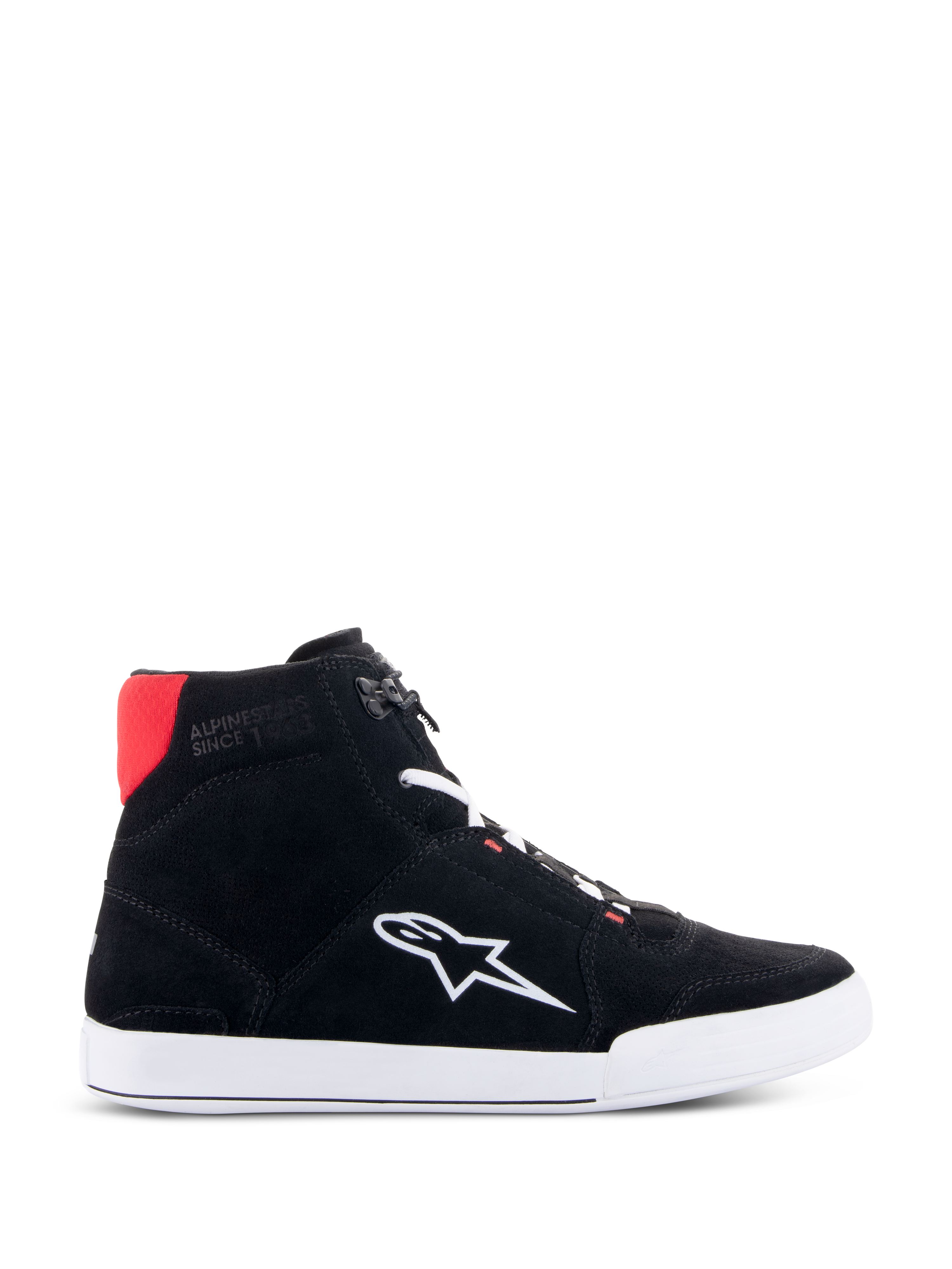 Alpinestars Chrome Riding Schuhe in Schwarz Weiß Hellrot, urban-lässiger High-Top-Motorradschuh mit schwarzem Spaltwildleder-Obermaterial, weißem Astars-Logo an der Seite, weißer Sohle und hellrotem Akzent am Fersenkragen.
