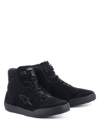 Alpinestars Chrome Air Schuh, Motorradschuhe, Schwarz Schwarz, Dreiviertelansicht von vorne, Obermaterial aus Spaltleder und Mesh mit Alpinestars-Logo an der Seite, urbanes High-Top-Sneaker-Design für den Straßeneinsatz