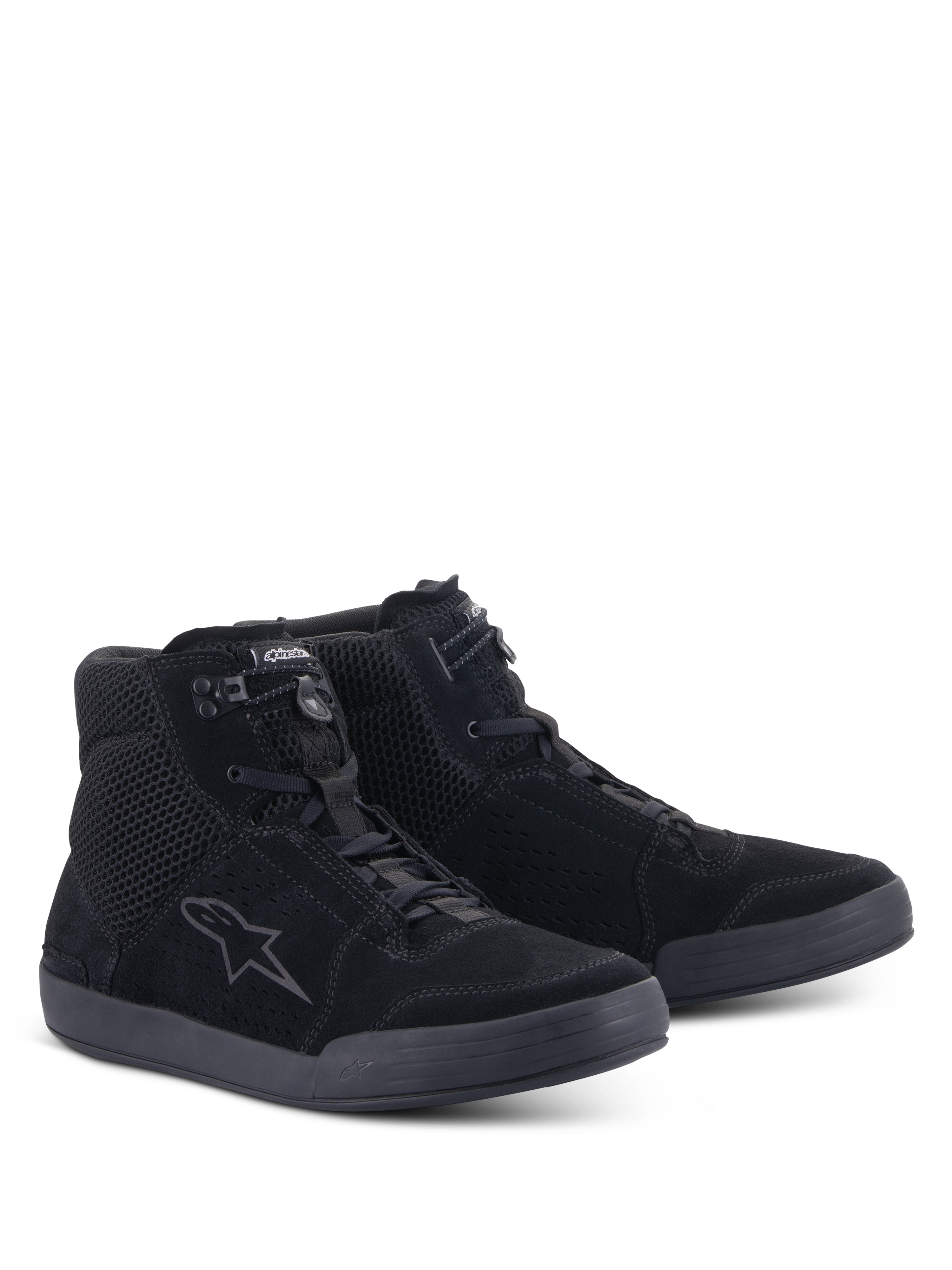 Alpinestars Chrome Air Schuh, Motorradschuhe, Schwarz Schwarz, Dreiviertelansicht von vorne, Obermaterial aus Spaltleder und Mesh mit Alpinestars-Logo an der Seite, urbanes High-Top-Sneaker-Design für den Straßeneinsatz