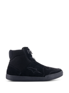 Alpinestars Chrome Air Schuh, urbane Motorradschuhe, Schwarz auf Schwarz, Seitenansicht mit Obermaterial aus Spaltleder und Mesh, High-Top-Sneaker-Silhouette, lässiges Schutzschuhwerk für den Straßeneinsatz