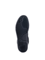 Alpinestars Chrome Air Schuh, Schwarz, Unteransicht der Laufsohle mit detailliertem hexagonalem Profilmuster, geprägtem Alpinestars-Logo und Branding, strapazierfähige Gummisohle für urbanes Motorradfahren