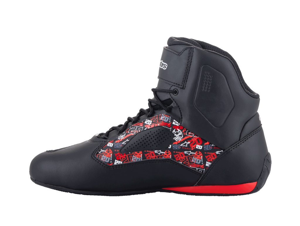Alpinestars FQ20 Faster-3 Rideknit® Schuhe, Motorradschuhe, schwarz mit rot-weißen Fabio Quartararo-Grafiken, High-Top-Design mit Schnürsenkeln und Knöchelriemen, rotes Fersendetail, Seitenansicht