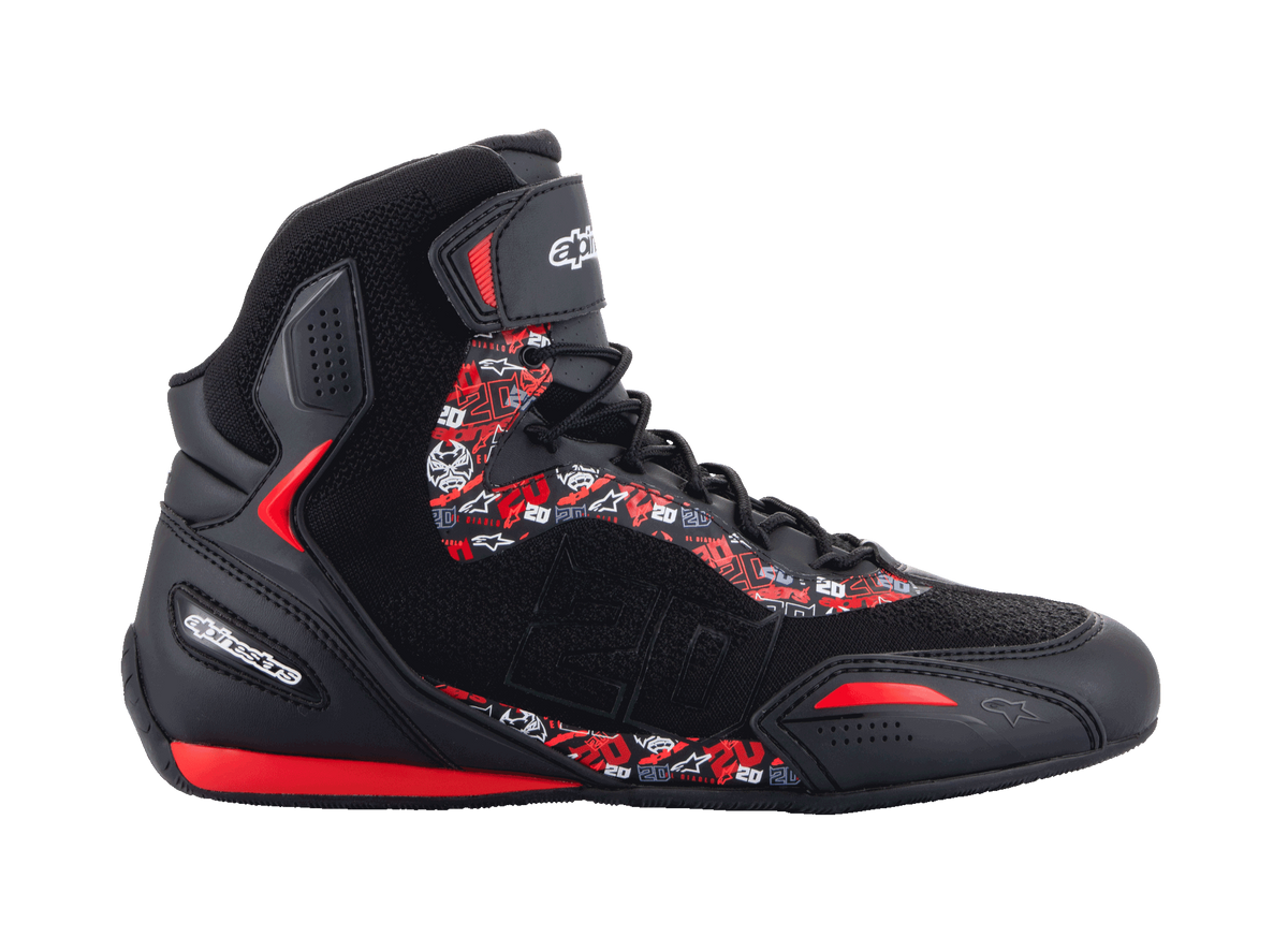 Alpinestars FQ20 Faster-3 Rideknit Schuhe, schwarze High-Top-Motorradschuhe mit leuchtend roten und weißen Grafiken, Fabio Quartararo Logos und Mustern, gestricktes Mesh-Obermaterial mit Schnürung und Knöchelriemen, sportliche Gummisohle mit roten Akzenten, schnittiges, vom Rennsport inspiriertes Design