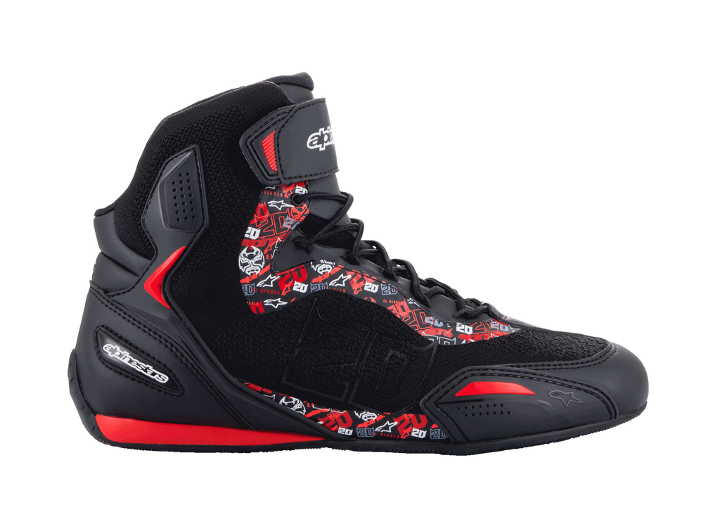 Alpinestars FQ20 Faster-3 Rideknit Schuhe, schwarze High-Top-Motorradschuhe mit leuchtend roten und weißen Grafiken, Fabio Quartararo Logos und Mustern, gestricktes Mesh-Obermaterial mit Schnürung und Knöchelriemen, sportliche Gummisohle mit roten Akzenten, schnittiges, vom Rennsport inspiriertes Design