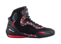 Alpinestars FQ20 Faster-3 Rideknit Schuhe, schwarze High-Top-Motorradschuhe mit leuchtend roten und weißen Grafiken, Fabio Quartararo Logos und Mustern, gestricktes Mesh-Obermaterial mit Schnürung und Knöchelriemen, sportliche Gummisohle mit roten Akzenten, schnittiges, vom Rennsport inspiriertes Design