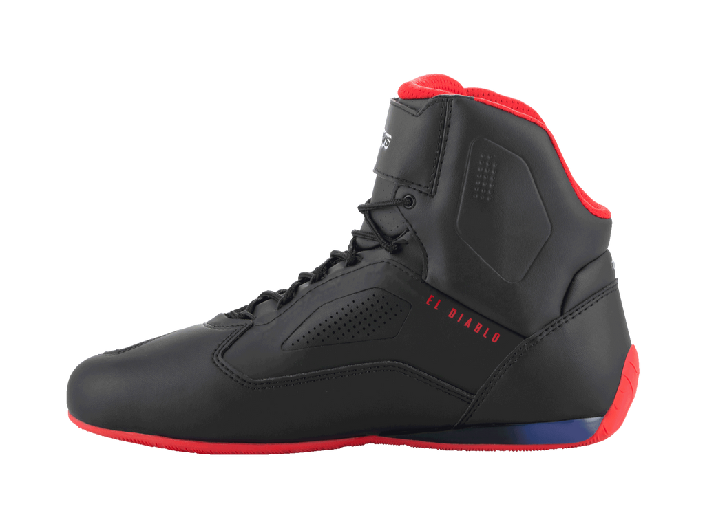 Alpinestars FQ20 Faster-3 Rideknit® Schuhe, Motorradschuhe, Schwarz, Hellrot und Blau, Seitenprofilansicht mit rotem „EL DIABLO“-Schriftzug, rote Sohle und Kragenfutter, atmungsaktive Mesh- und Mikrofaser-Konstruktion mit perforierten Seitenteilen