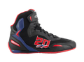 Alpinestars FQ20 Faster-3 Rideknit® Schuhe, schwarze High-Top-Motorradschuhe mit leuchtend roten und blauen Akzenten, große rote Nummer 20 auf der Seite, rote Sohle, schwarze Schnürsenkel, atmungsaktive Rideknit®-Mesh- und Synthetik-Konstruktion.