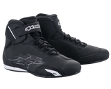 Alpinestars Sektor Schuhe, Motorradschuhe, Schwarz und Weiß, mit Schnellschnürsystem und Knöchel-Klettverschluss, schlankes Mikrofaser-Obermaterial mit schützenden Verstärkungen, Performance-Fußbekleidung für Straßenfahrten