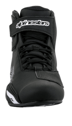 Alpinestars Sektor Schuhe, Motorradschuhe, Schwarz und Weiß, Vorderansicht mit Speed-Lacing-System und Knöchel-Klettverschluss mit weißem Logo, schlanke Mikrofaser-Konstruktion für Straßenfahrten