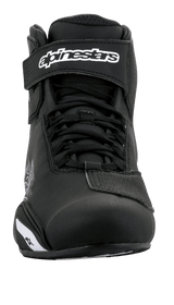 Alpinestars Sektor Schuhe, Motorradschuhe, Schwarz und Weiß, Vorderansicht mit Speed-Lacing-System und Knöchel-Klettverschluss mit weißem Logo, schlanke Mikrofaser-Konstruktion für Straßenfahrten