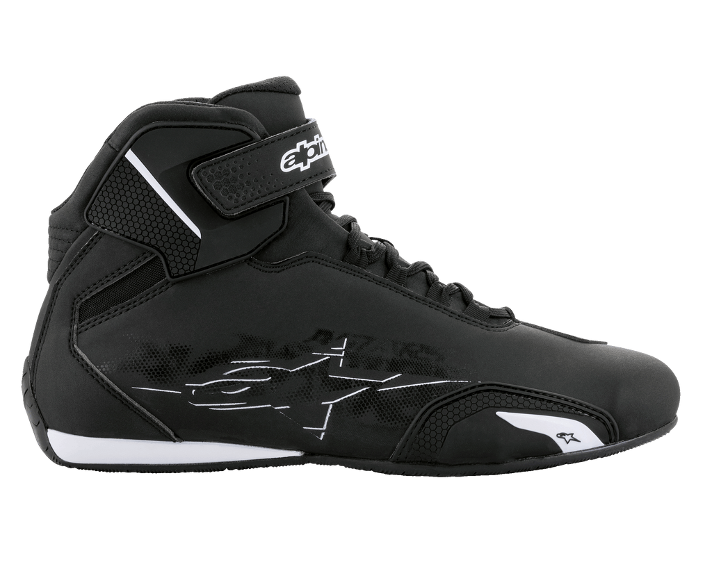Alpinestars Sektor Schuhe, Motorradschuhe, Schwarz und Weiß, Seitenprofil mit leichtem Mikrofaser-Obermaterial, Schnellschnürsystem und Klettverschluss-Knöchelriemen mit weißem Branding, schlankes, schützendes Design für Straßenfahrten