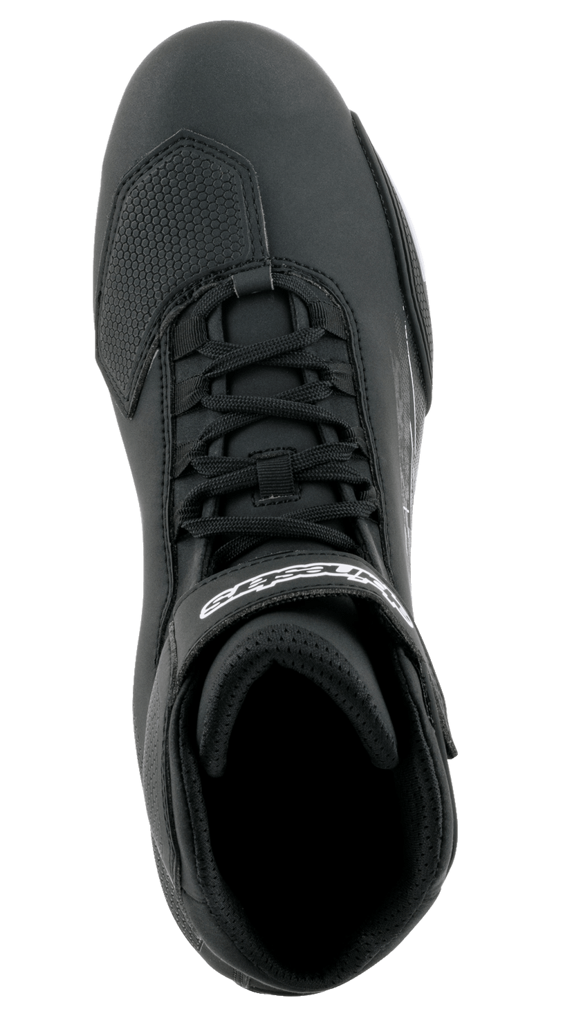 Alpinestars Sektor Schuhe, Motorradschuhe, Schwarz mit weißem Branding, Draufsicht mit Schnellschnürsystem, Klettverschluss-Knöchelriemen und TPR-Zehenverstärkung