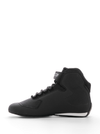 Alpinestars Sektor Schuh, Motorradschuh, Schwarz, Seitenansicht, mit elegantem Mikrofaser-Obermaterial, Knöchelpaneelen mit Wabenstruktur, Schnellverschlusssystem, Knöchelriemen mit Logo und weißem Akzent an der Ferse, konzipiert für Straßen- und Sportfahrten