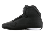 Alpinestars Sektor Schuhe, schwarz-weiße Motorradschuhe, High-Top-Profil, Schnellschnürsystem mit Knöchelriemen, texturiertes Mikrofaser-Chassis, weiße Sohlendetails an der Ferse, schlankes Schutzschuhwerk für Straßenfahrten