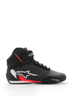 Alpinestars Sektor Schuh, Motorradschuh, Schwarz, Weiß und Fluo-Rot, hochgeschnittenes Design mit Schnellschnürsystem und Knöchelriemen, großes weißes Stern-Logo auf der Seite mit roten Akzenten, Mikrofaser-Obermaterial mit verstärkter Zehenpartie, schlankes, vom Rennsport inspiriertes Profil