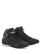 Alpinestars Sektor Schuhe, Motorradschuhe, Schwarz, schlankes, halbhohes Profil mit Mikrofaser-Obermaterial, Schnellschnürsystem, weißes Alpinestars-Logo auf dem Knöchelriemen und strapazierfähige Gummisohle
