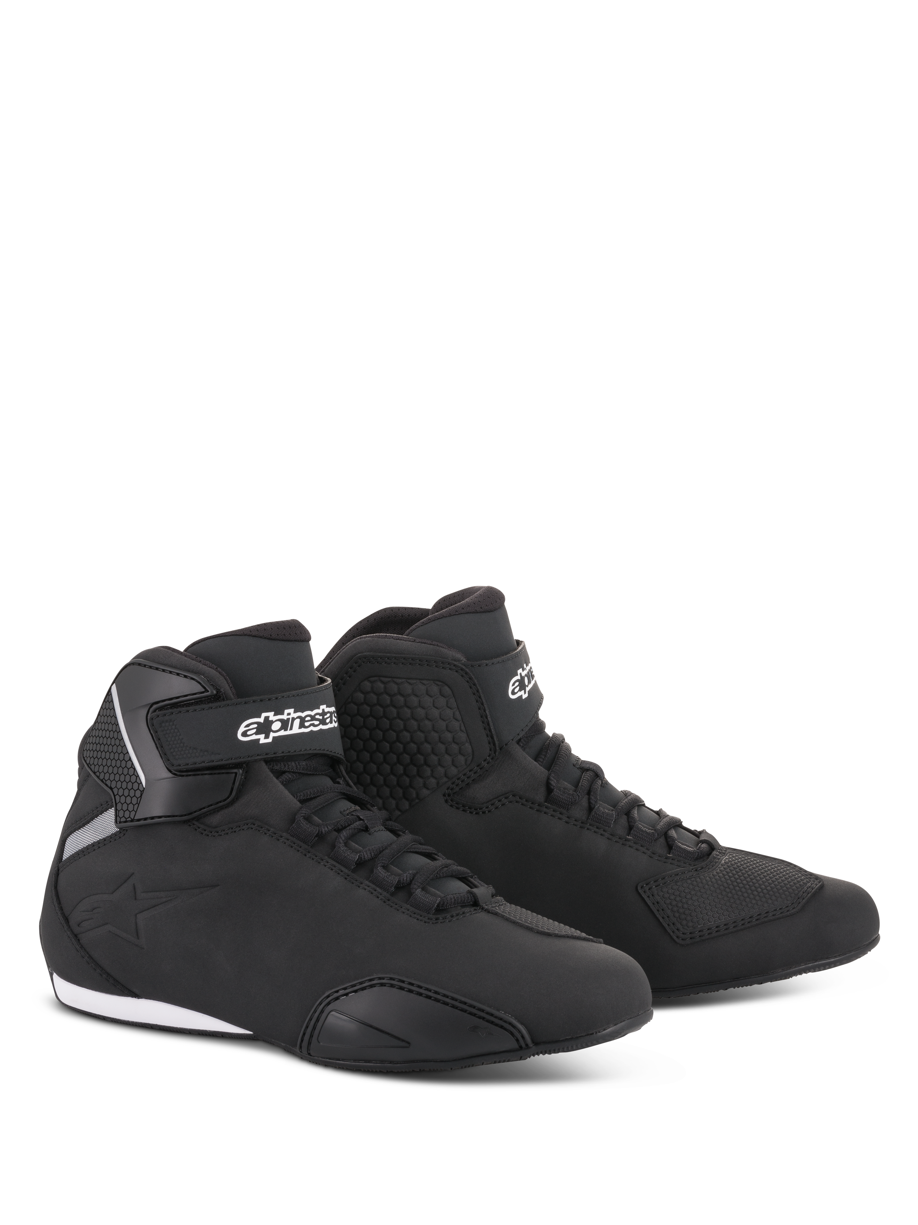 Alpinestars Sektor Schuhe, Motorradschuhe, Schwarz, schlankes, halbhohes Profil mit Mikrofaser-Obermaterial, Schnellschnürsystem, weißes Alpinestars-Logo auf dem Knöchelriemen und strapazierfähige Gummisohle
