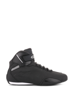 Alpinestars Sektor Schuhe, schwarze Motorradschuhe, Seitenansicht, schlanke Mikrofaser-Konstruktion mit verstärkter Zehenpartie und Knöchelriemen, weißes Alpinestars-Logo, sportliches Schutzschuhwerk.