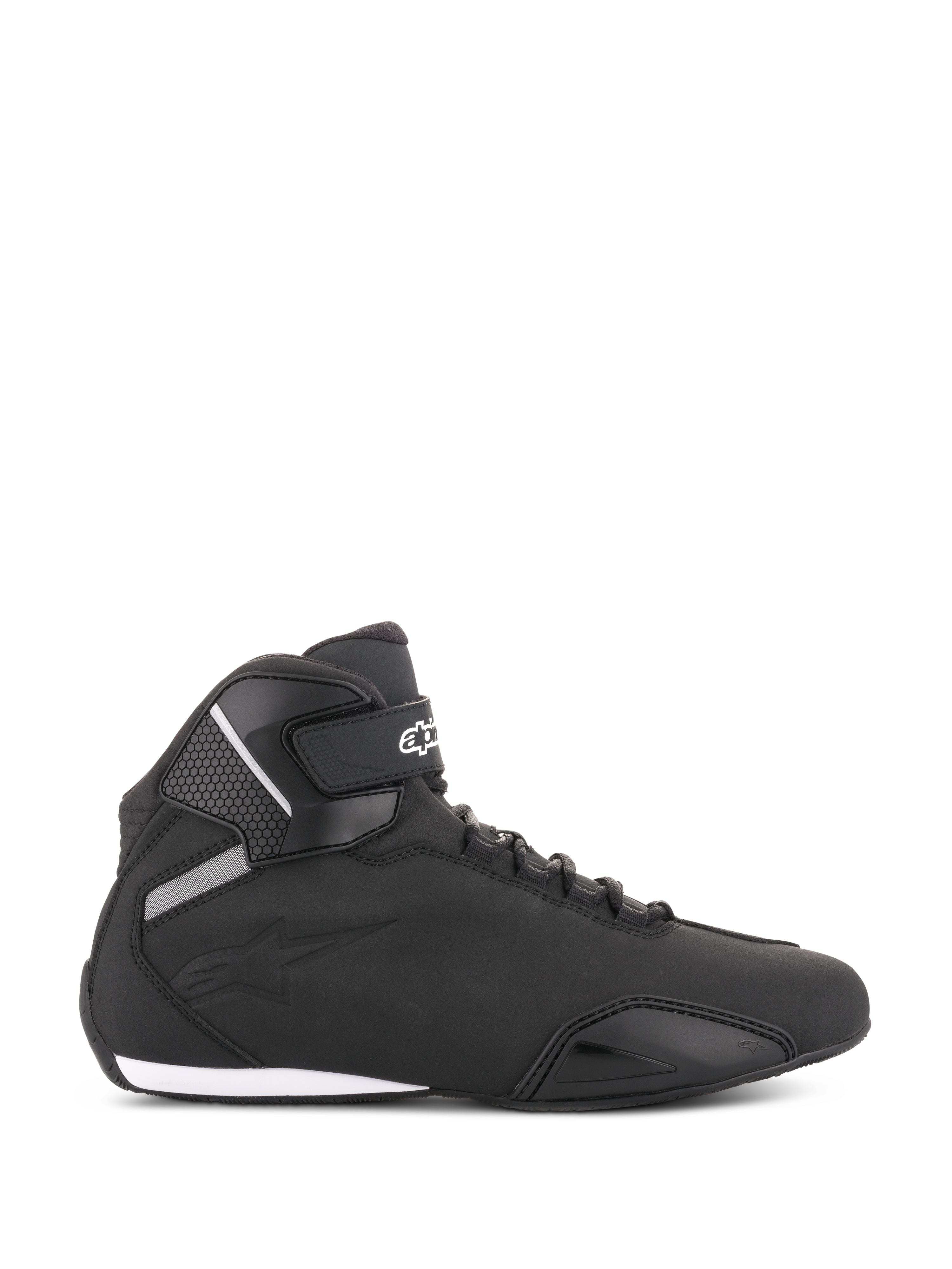 Alpinestars Sektor Schuhe, schwarze Motorradschuhe, Seitenansicht, schlanke Mikrofaser-Konstruktion mit verstärkter Zehenpartie und Knöchelriemen, weißes Alpinestars-Logo, sportliches Schutzschuhwerk.