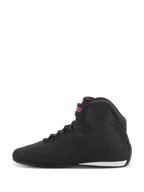 Alpinestars Stella Sektor Damenschuhe, Motorradschuhe, Schwarz und Fuchsia, Seitenprofil mit schwarzem Mikrofaser-Obermaterial, pinkfarbenes Logo am Knöchelriemen und weißer Akzent an der Ferse.