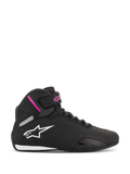 Alpinestars Stella Sektor Damenschuhe, schwarze und fuchsiafarbene High-Top-Motorradschuhe, weißes Stern-Logo, pinkfarbene Akzente am Knöchelriemen, schwarze Schnürsenkel, weiß-schwarze Sohle, leichte Mikrofaser-Konstruktion