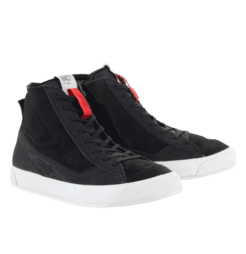 Alpinestars Stated Schuhe, urbane Motorradschuhe, Schwarz mit weißen Sohlen, Retro-Street-Sneaker-Stil, High-Top-Design aus Nubuk- und Wildleder, klassische Schnürung mit roten Akzenten, schützendes Schuhwerk für urbanes Fahren