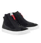 Alpinestars Stated Schuhe, urbane Motorradschuhe, Schwarz mit weißen Sohlen, Retro-Street-Sneaker-Stil, High-Top-Design aus Nubuk- und Wildleder, klassische Schnürung mit roten Akzenten, schützendes Schuhwerk für urbanes Fahren