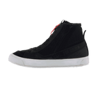 Alpinestars Stated Schuhe, schwarze Urban-Motorradschuhe, High-Top-Sneaker-Design mit weißer vulkanisierter Sohle, Obermaterial aus schwarzem Wildleder und Canvas, roter Akzent an der Zunge und „One Goal One Vision“-Schriftzug an der Seite