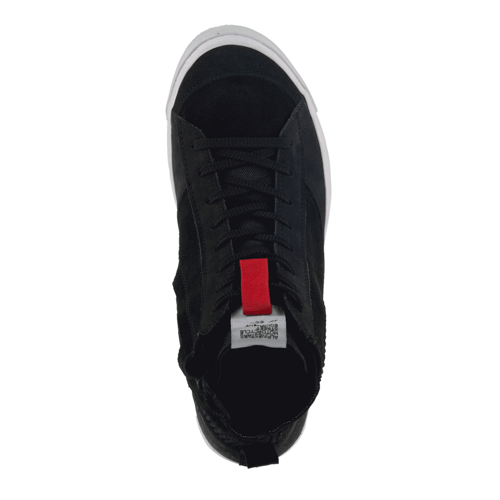 Alpinestars Stated Schuhe, urbane Motorradschuhe, Schwarz, Draufsicht mit schwarzen Schnürsenkeln, roter Zuglasche an der Zunge und weißem vulkanisierten Sohlenrand, minimalistisches, vom Skate-Stil inspiriertes Design für die Straße
