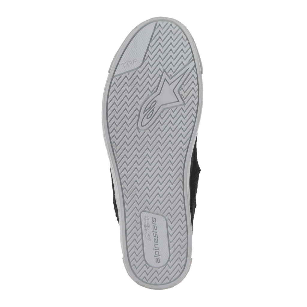 Alpinestars Stated Schuhe, Sohlenansicht von unten, hellgrauer vulkanisierter Gummi mit Fischgräten-Traktionsmuster, mit Alpinestars Stern-Logo und TPF-Branding, Detail eines urbanen Motorradschuhs