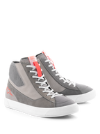 Alpinestars Stated Schuhe, Urbane Motorradschuhe, Hellgrau, Fluo-Rot, Weiß, Retro-Street-Sneaker-Design mit weißer vulkanisierter Sohle, Wildleder- und Canvas-Einsätzen sowie fluo-roten Akzenten an der Zunge und dem seitlichen Logo