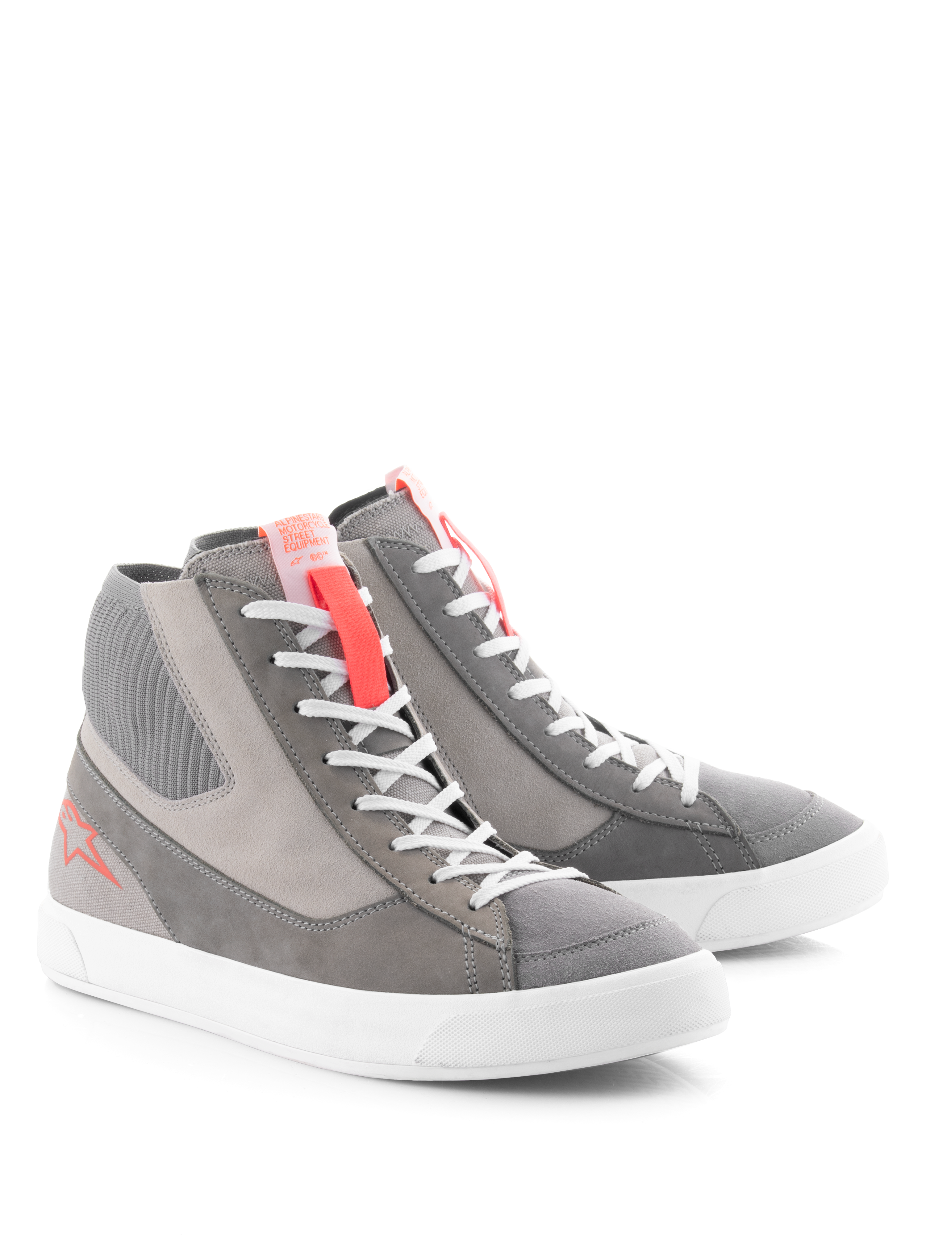 Alpinestars Stated Schuhe, Urbane Motorradschuhe, Hellgrau, Fluo-Rot, Weiß, Retro-Street-Sneaker-Design mit weißer vulkanisierter Sohle, Wildleder- und Canvas-Einsätzen sowie fluo-roten Akzenten an der Zunge und dem seitlichen Logo