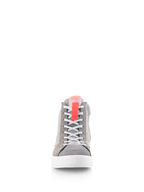 Alpinestars Stated Schuhe, Motorradschuhe, Hellgrau, Leuchtrot und Weiß, Vorderansicht mit weißen Schnürsenkeln, leuchtroter Zungenlasche und weißer vulkanisierter Sohle, Retro-Street-Sneaker-Stil