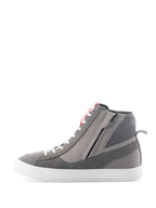 Alpinestars Stated Schuhe, urbane Motorradschuhe in Hellgrau, Fluo-Rot und Weiß, High-Top-Retro-Sneaker-Design mit Obermaterial aus grauem Wildleder und Canvas, seitlichem Reißverschluss und weißer vulkanisierter Sohle