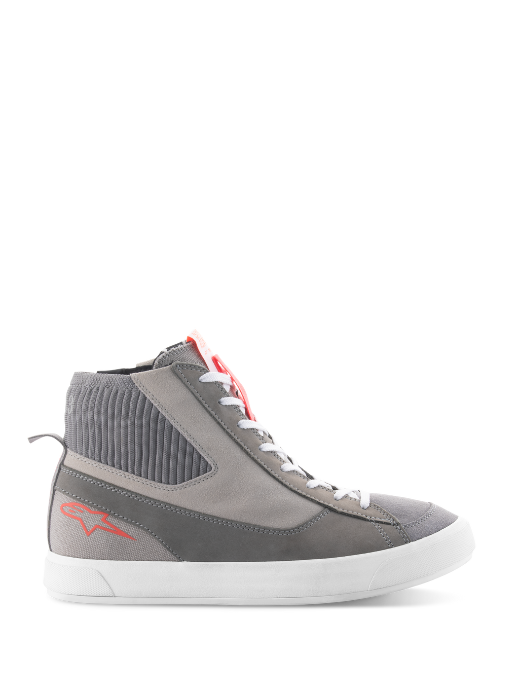 Alpinestars Stated Schuhe, hohe Motorrad-Fahrschuhe, Hellgrau und Red Fluo, mit geripptem Strick-Knöchelkragen, weißer vulkanisierter Sohle, rotem Stern-Logo an der Ferse und Zehenbereich aus Spaltleder, modernes urbanes Streetwear-Design
