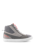 Alpinestars Stated Schuhe, hohe Motorrad-Fahrschuhe, Hellgrau und Red Fluo, mit geripptem Strick-Knöchelkragen, weißer vulkanisierter Sohle, rotem Stern-Logo an der Ferse und Zehenbereich aus Spaltleder, modernes urbanes Streetwear-Design