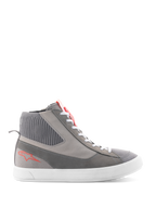 Alpinestars Stated Schuhe, hohe Motorrad-Fahrschuhe, Hellgrau und Red Fluo, mit geripptem Strick-Knöchelkragen, weißer vulkanisierter Sohle, rotem Stern-Logo an der Ferse und Zehenbereich aus Spaltleder, modernes urbanes Streetwear-Design