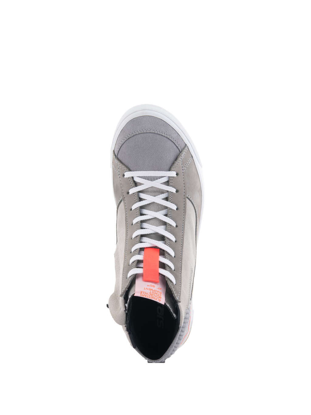 Alpinestars Stated Schuhe, hellgraue Motorrad-Sneaker, Ansicht von oben mit weißen Schnürsenkeln und einer leuchtend roten fluoreszierenden Zuglasche, urbaner Street-Style aus Wildleder- und Nubukmaterialien, weißer vulkanisierter Sohlenrand
