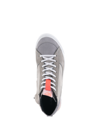 Alpinestars Stated Schuhe, hellgraue Motorrad-Sneaker, Ansicht von oben mit weißen Schnürsenkeln und einer leuchtend roten fluoreszierenden Zuglasche, urbaner Street-Style aus Wildleder- und Nubukmaterialien, weißer vulkanisierter Sohlenrand