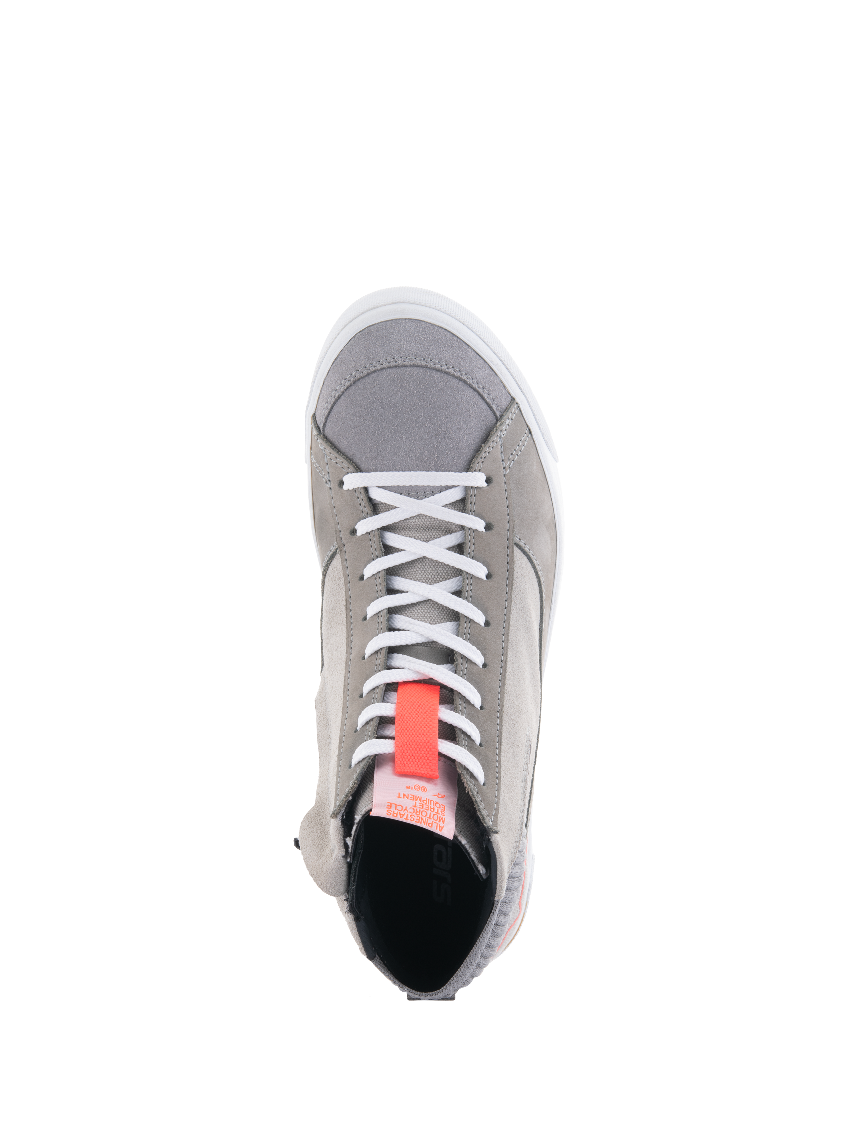 Alpinestars Stated Schuhe, hellgraue Motorrad-Sneaker, Ansicht von oben mit weißen Schnürsenkeln und einer leuchtend roten fluoreszierenden Zuglasche, urbaner Street-Style aus Wildleder- und Nubukmaterialien, weißer vulkanisierter Sohlenrand