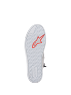 Alpinestars Stated Schuhe, urbane Motorradschuhe, Hellgrau und Weiß, Unteransicht der vulkanisierten Gummisohle mit einem rot fluoreszierenden Stern-Logo, Fischgräten-Profilmuster für Griffigkeit, TPF-Markierung und Alpinestars-Branding an der Ferse