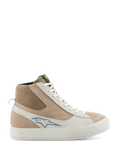 Alpinestars Stella Stated Podium Schuhe, High-Top Damen-Motorrad-Sneaker, Weiß und Hellgrau, Obermaterial aus beigem Wildleder und Leder, blaues Alpinestars-Logo, gerippter Strickkragen, dicke weiße vulkanisierte Sohle, Retro-Skate-Stil